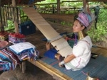 Femme des tribus Hmong - Leesor confectionnant à la main des objets artisanaux