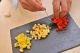 Coupez les fruits et légumes en petits dés