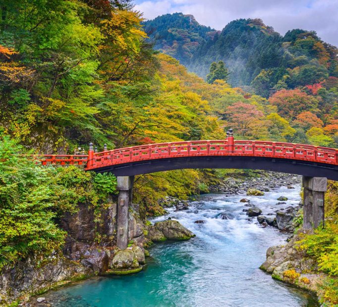 Pont dans le parc national de nikko au Japon